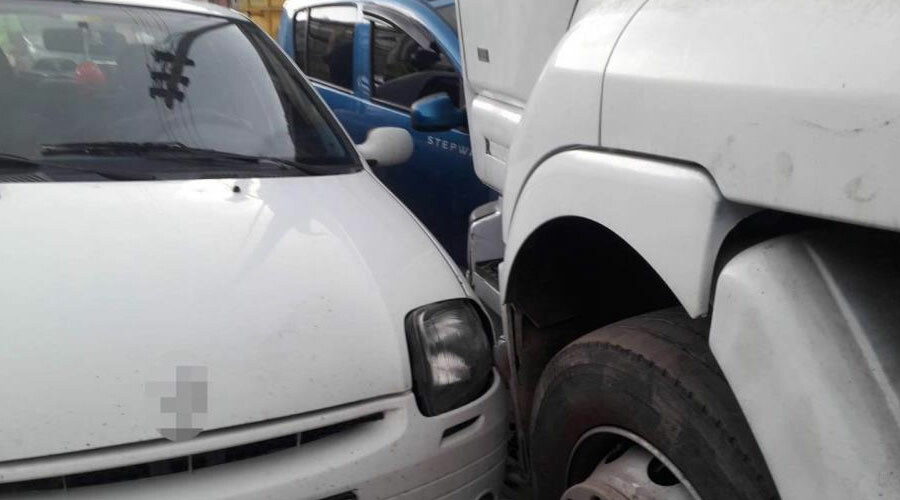 Sürücüsüz tır dehşet saçtı! Kıl payı kurtuluş kamerada…