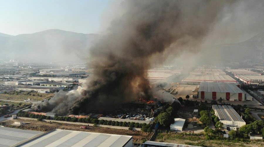 Manisa’da geri dönüşüm tesisinde yangın kontrol altına alındı
