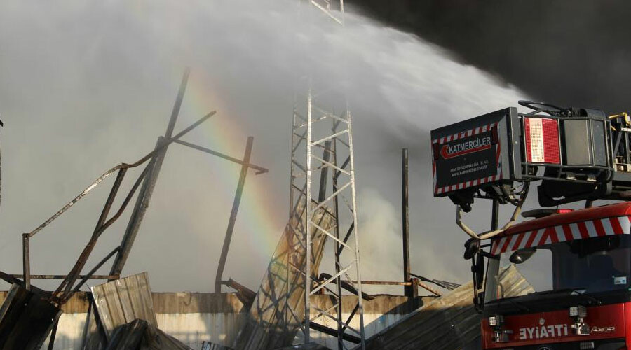 Manisa’da geri dönüşüm tesisinde yangın kontrol altına alındı
