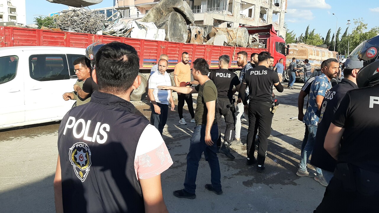 Enkaz başında birbirinlerine girdiler: 4 yaralı, 8 gözaltı