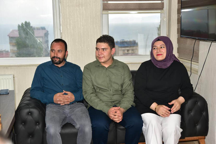 LGS'de 500 tam puan alan Yusuf Arda Akyürek başarısını depremde ölen arkadaşlarına armağan etti