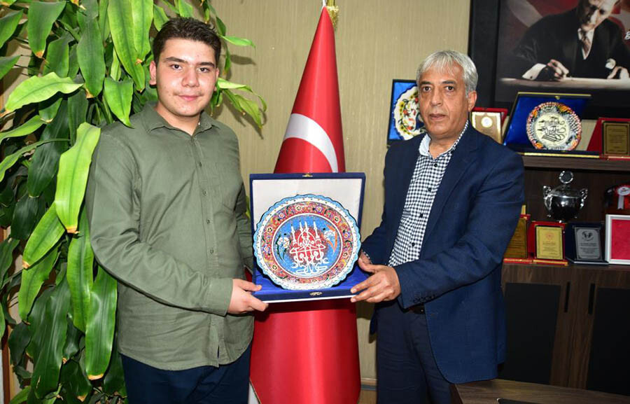 LGS'de 500 tam puan alan Yusuf Arda Akyürek başarısını depremde ölen arkadaşlarına armağan etti