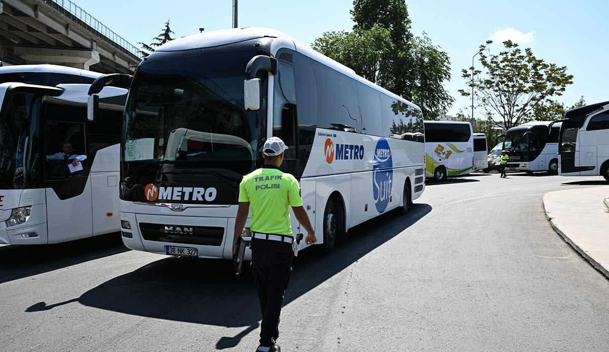 İstanbul otogarında bayram yoğunluğu : 9 günlük tatil öncesi telaş başladı İstanbul otogarında bayram yoğunluğu : 9 günlük tatil öncesi telaş başladı