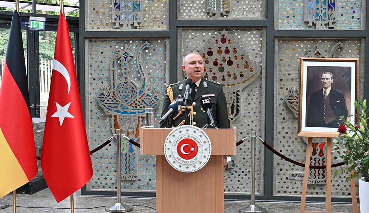 Almanya'dan Türk komutan Yılmaz Çetin'e nişan takdimi: İşbirliği mesajı verildi Almanya'dan Türk komutan Yılmaz Çetin'e nişan takdimi: İşbirliği mesajı verildi