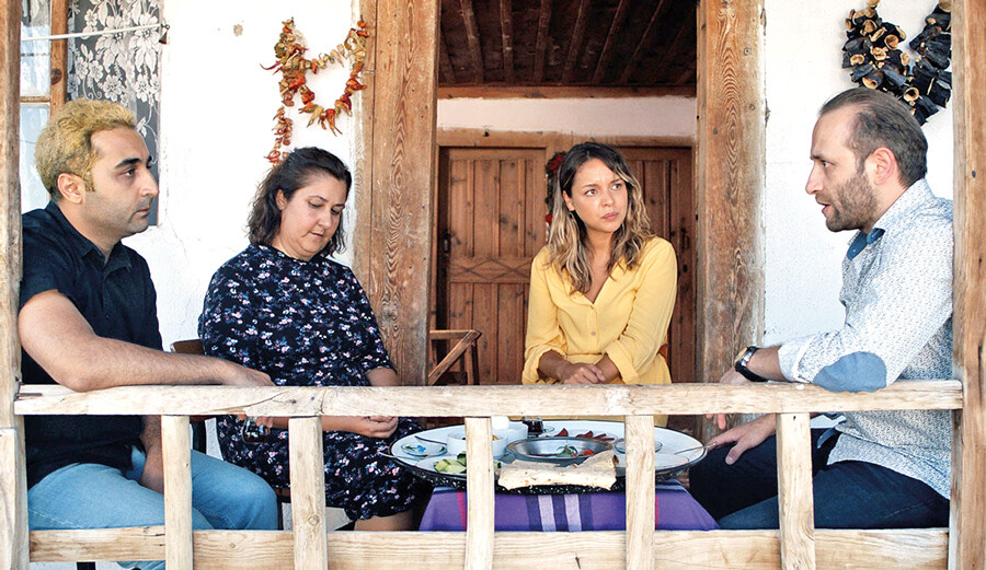 Absürt bir yerli komedi: Acı tebessüm | Sinemada bu hafta Absürt bir yerli komedi: Acı tebessüm | Sinemada bu hafta