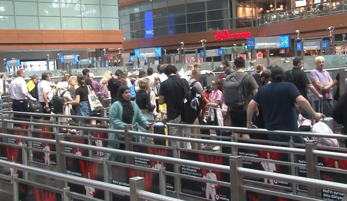 Sabiha Gökçen’de bayram telaşı: Havalimanında tatilciler nedeniyle yoğunluk oluştu Sabiha Gökçen’de bayram telaşı: Havalimanında tatilciler nedeniyle yoğunluk oluştu
