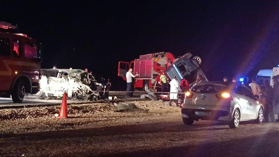 Gaziantep'te gece yarısı katliam gibi kaza: 6 ölü Gaziantep'te gece yarısı katliam gibi kaza: 6 ölü