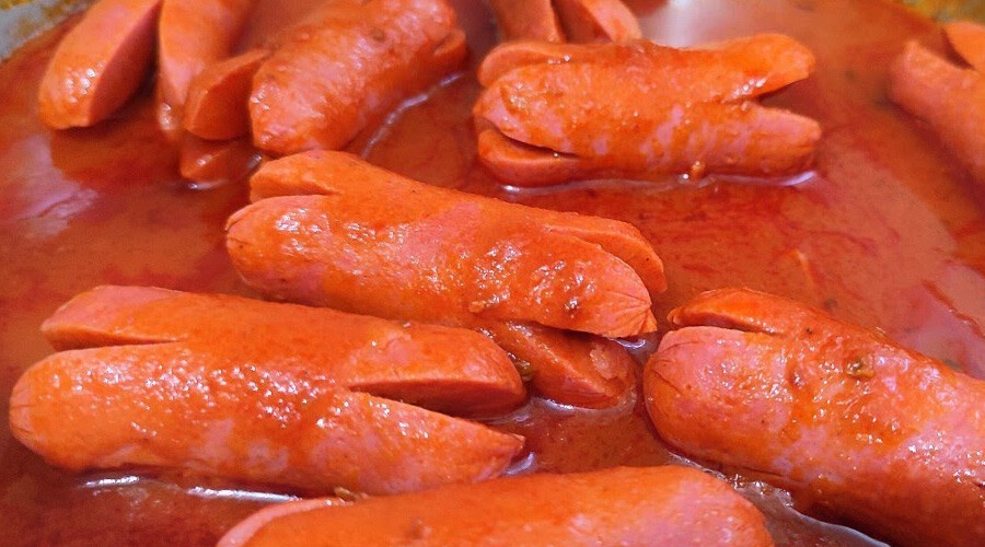 Kahvaltının yıldızı… Leziz salçalı sosis için tek bir püf noktası var Kahvaltının yıldızı… Leziz salçalı sosis için tek bir püf noktası var
