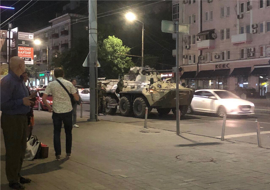 Rusya'da darbe çağrısı sonrası zırhlı araçlar sokaklarda