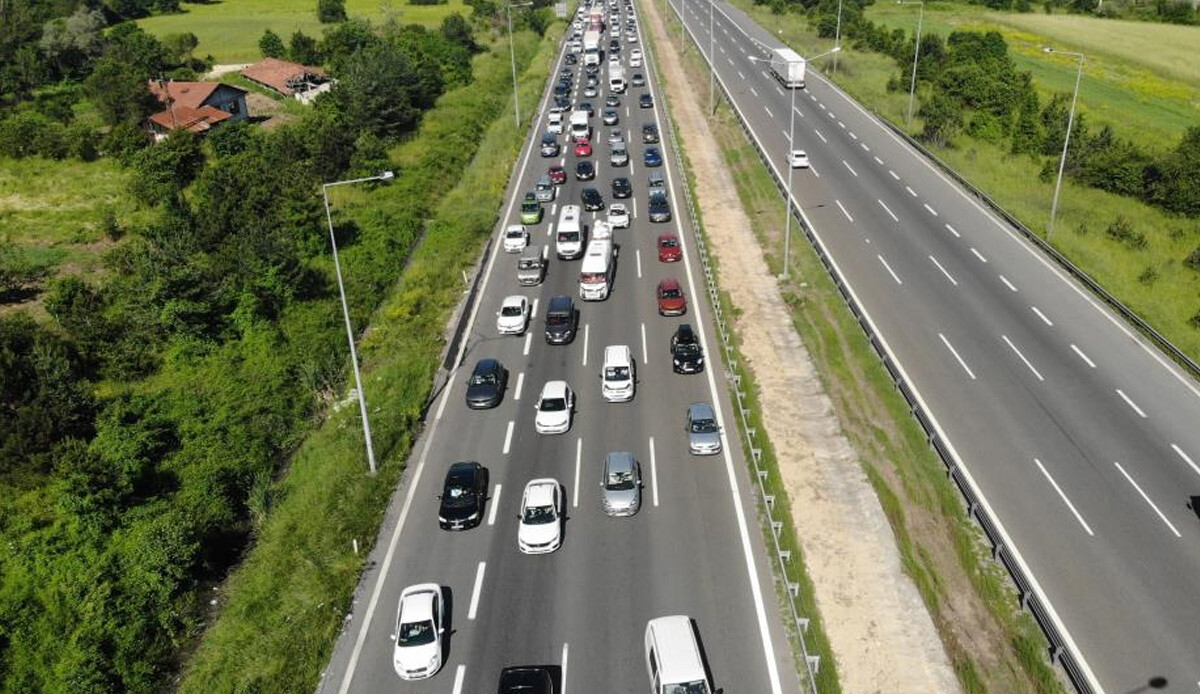 Bayram öncesi tatilciler akın etti, trafik durma noktasına geldi: Ankara istikameti durma noktasına geldi