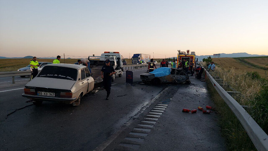 Amasya'da korkunç kaza! Bir aile yanarak can verdi Amasya'da korkunç kaza! Bir aile yanarak can verdi
