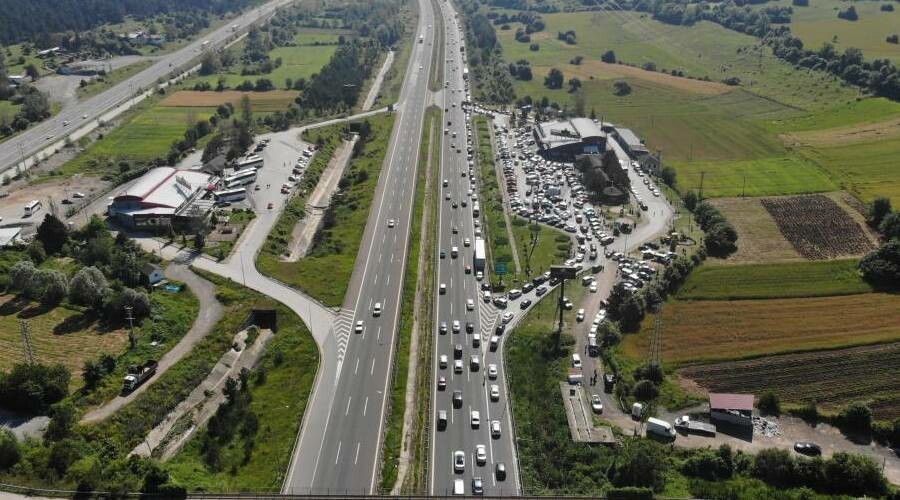 Bolu geçişinde bayram yoğunluğu: Kilometrelerce araç kuyruğu oluştu