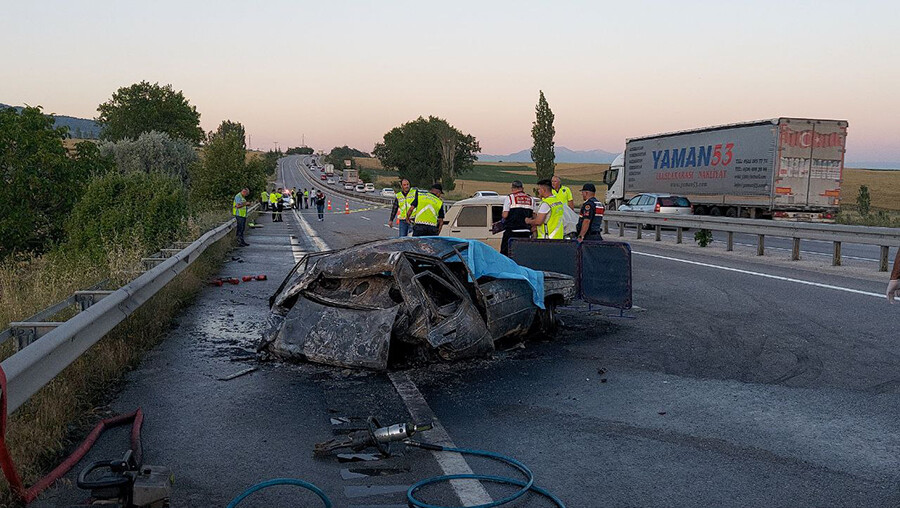 Amasya'da korkunç kaza! Bir aile yanarak can verdi Amasya'da korkunç kaza! Bir aile yanarak can verdi