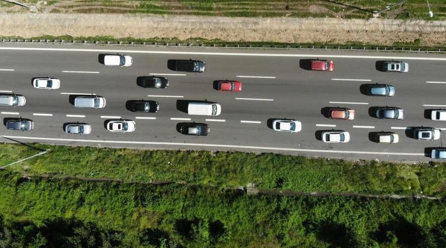 Bolu geçişinde bayram yoğunluğu: Kilometrelerce araç kuyruğu oluştu