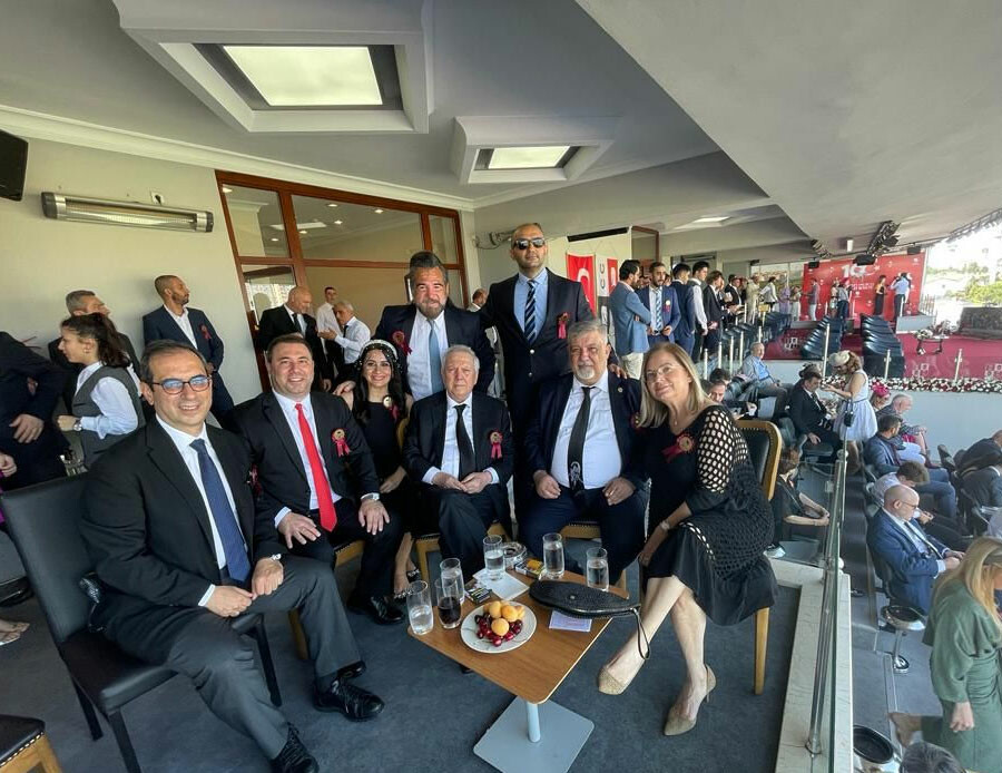 Gazi Koşusu'nu izleyen Aziz Yıldırım'a Veliefendi Hipodromu'nda yoğun destek: Aziz başkan buraya Gazi Koşusu'nu izleyen Aziz Yıldırım'a Veliefendi Hipodromu'nda yoğun destek: Aziz başkan buraya