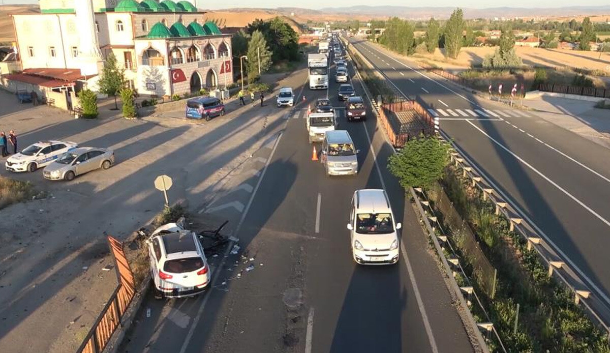 Bayram tatili yolunda korkunç kaza! Otomobil hurdaya döndü, 3 yaralı var Bayram tatili yolunda korkunç kaza! Otomobil hurdaya döndü, 3 yaralı var