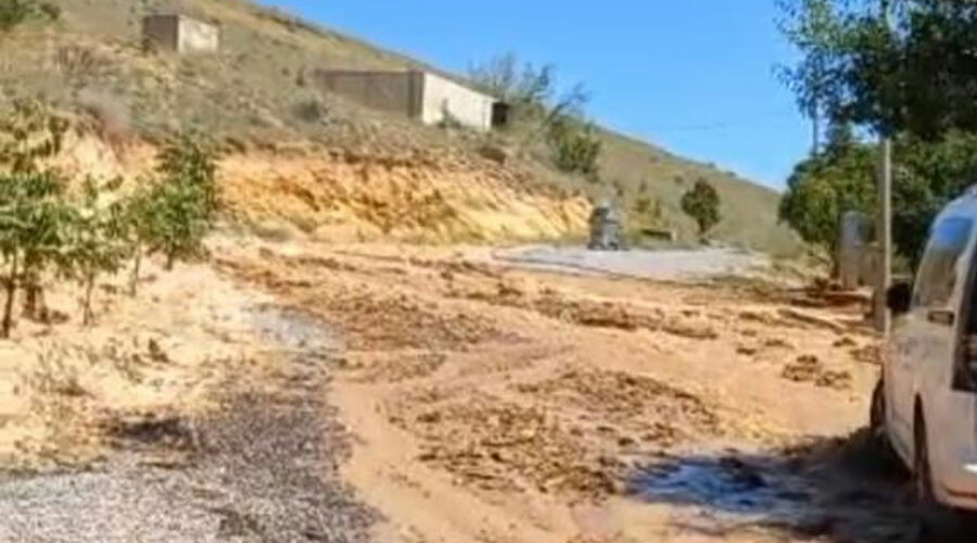 Baraj patladı, köy su altında kaldı Baraj patladı, köy su altında kaldı