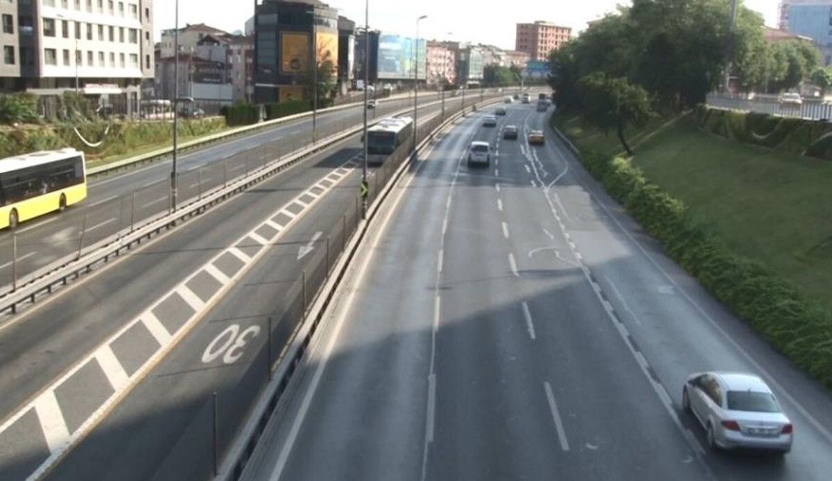 Megakentte alışılmadık manzara: Yollar bomboş kaldı, trafik yoğunluğu yüzde 9 ölçüldü Megakentte alışılmadık manzara: Yollar bomboş kaldı, trafik yoğunluğu yüzde 9 ölçüldü