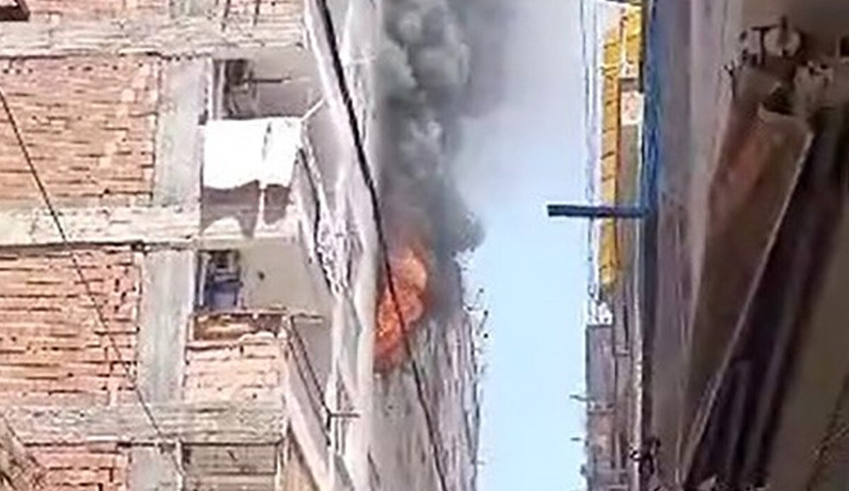 Diyarbakır'da çakmakla oynayan 4 yaşındaki çocuk evi yaktı! Daire alev topuna döndü, 3 kişi hastaneye kaldırıldı Diyarbakır'da çakmakla oynayan 4 yaşındaki çocuk evi yaktı! Daire alev topuna döndü, 3 kişi hastaneye kaldırıldı