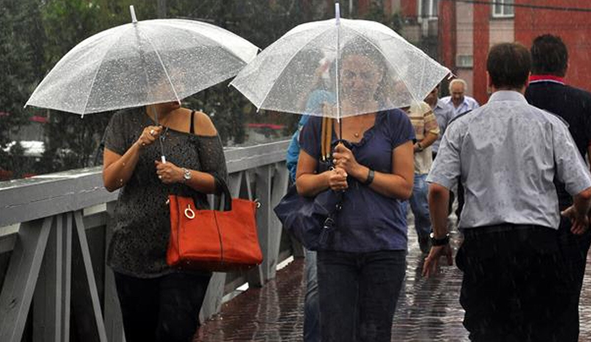 Hem ilçeleri saydı, hem saat verdi: İstanbul dahil 3 kentte 'sarı' alarm Hem ilçeleri saydı, hem saat verdi: İstanbul dahil 3 kentte 'sarı' alarm