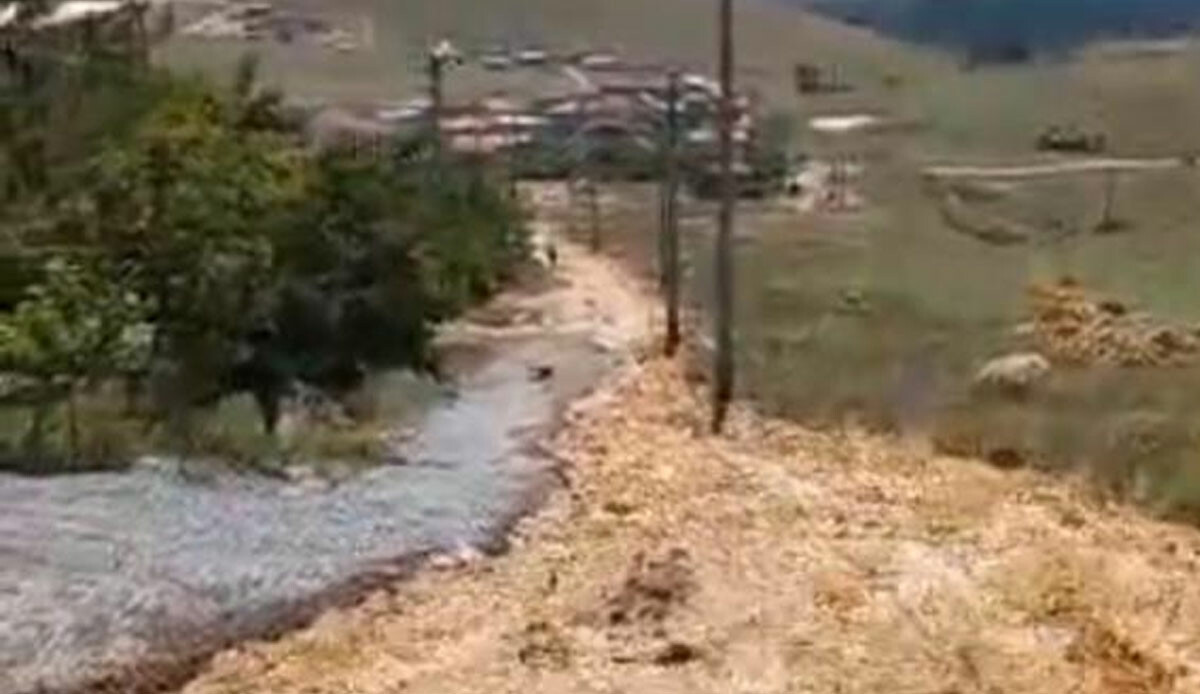 Baraj patladı, köy su altında kaldı Baraj patladı, köy su altında kaldı