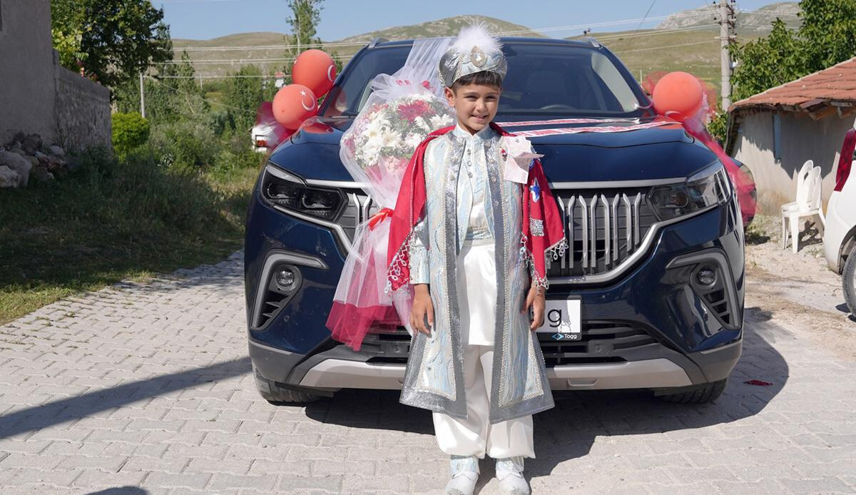 Afyonkarahisar&#039;da şehit çocuğunTogg sürprizi: Sünnet arabası oldu
