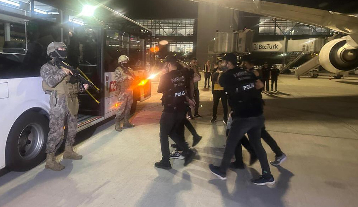 Bakan Yerlikaya duyurdu: Kırmızı bültenle aranan 2 zanlı yakalandı Bakan Yerlikaya duyurdu: Kırmızı bültenle aranan 2 zanlı yakalandı