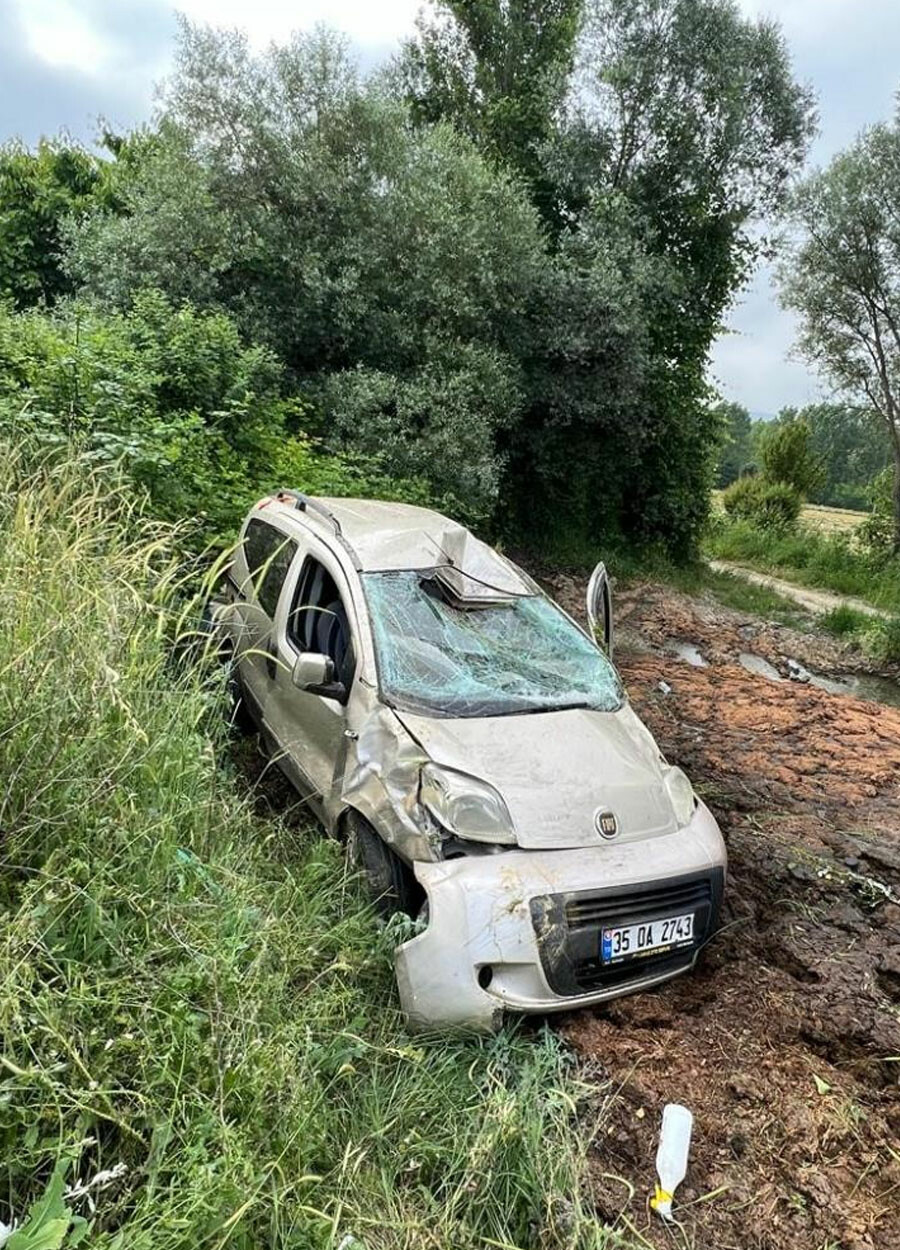 Anne ve oğlu takla atan araçta can verdi