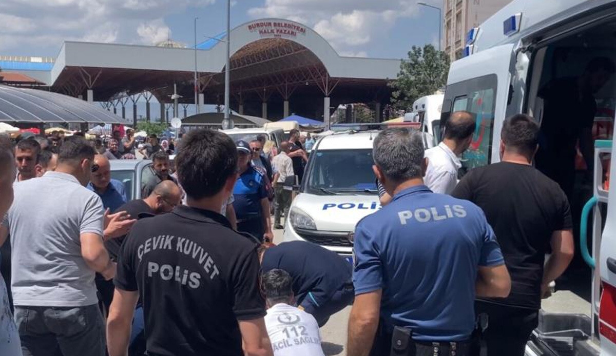 Burdur'da dükkan sahibi ile müşteriler birbirine girdi: Baba ve oğlu yaralandı Burdur'da dükkan sahibi ile müşteriler birbirine girdi: Baba ve oğlu yaralandı