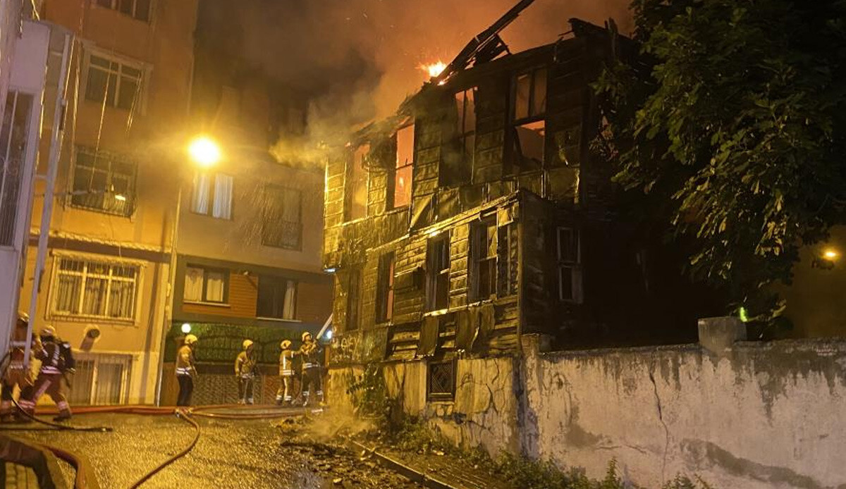 Fatih’te gece saatlerinde panik anlar! 2 katlı binada yangın çıktı