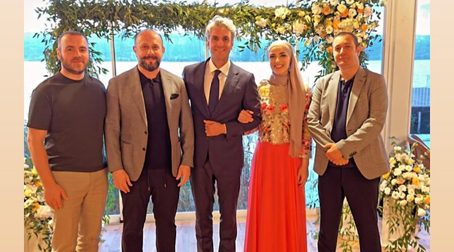 Güldür Güldür oyuncusu mutluluğa ilk adım attı, herkes gizemli nişanlısını merak etti Güldür Güldür oyuncusu mutluluğa ilk adım attı, herkes gizemli nişanlısını merak etti