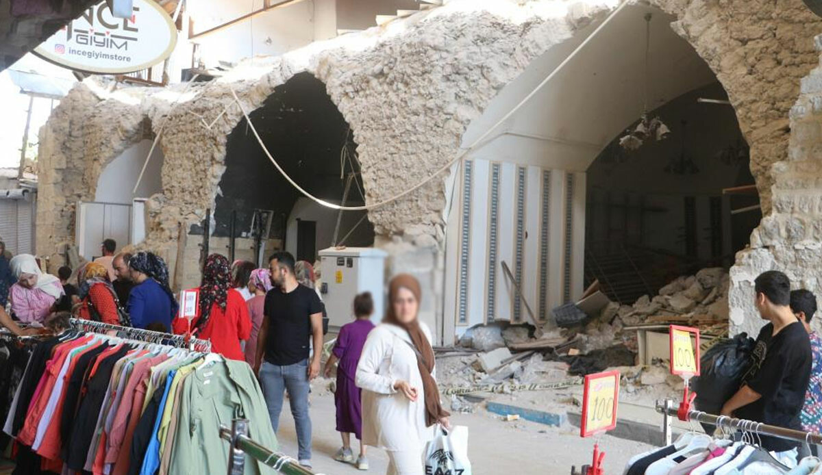 Molozların arasında alışveriş... Hatay bayrama buruk giriyor