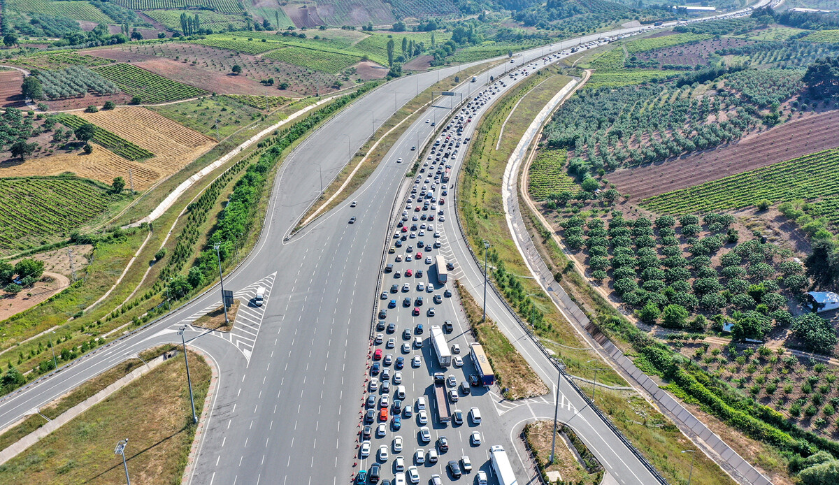 Türkiye tatile aktı: Otoyol ve köprüler kilitlendi, havalimanları doldu taştı
