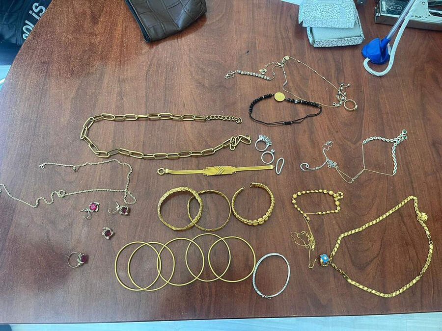 Helal size gençler! 500 bin TL'lik ziynet eşyası buldular, sahibine ulaştırdılar