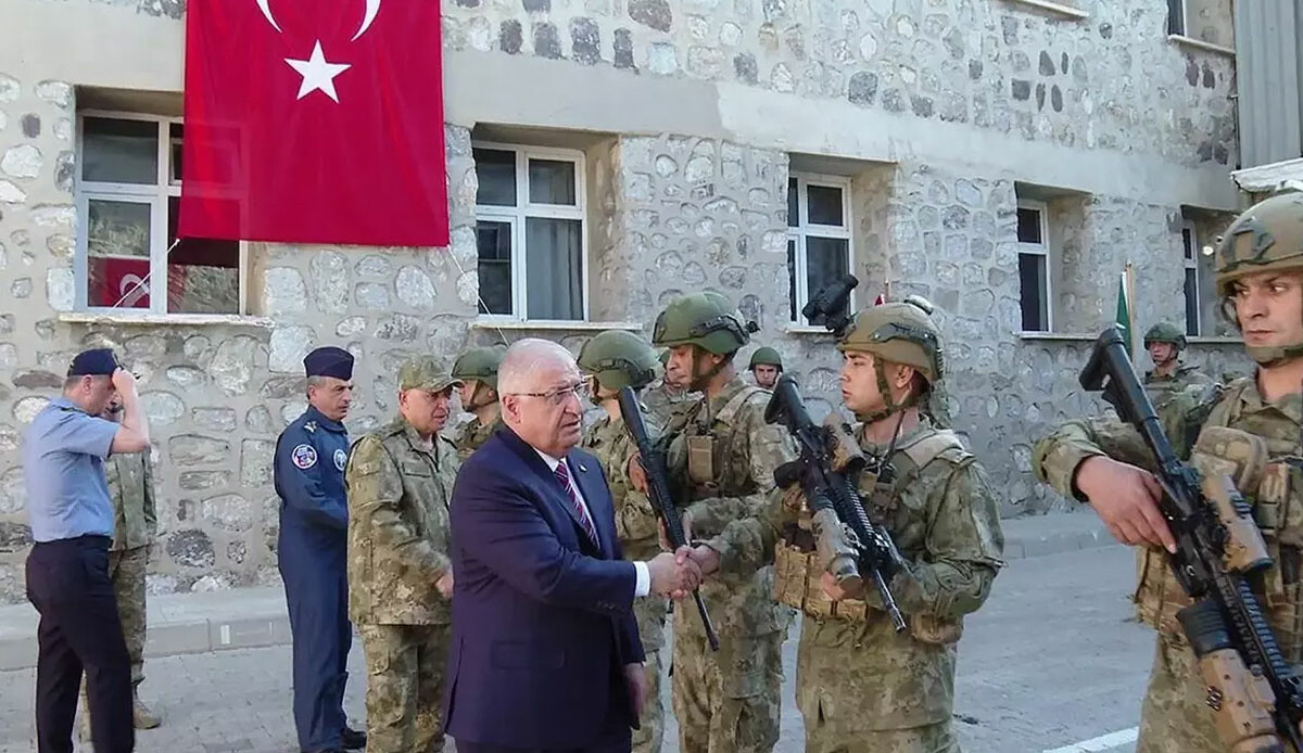 Bakan Güler, Hakkari'de Mehmetçik ile bayramlaştı Bakan Güler, Hakkari'de Mehmetçik ile bayramlaştı