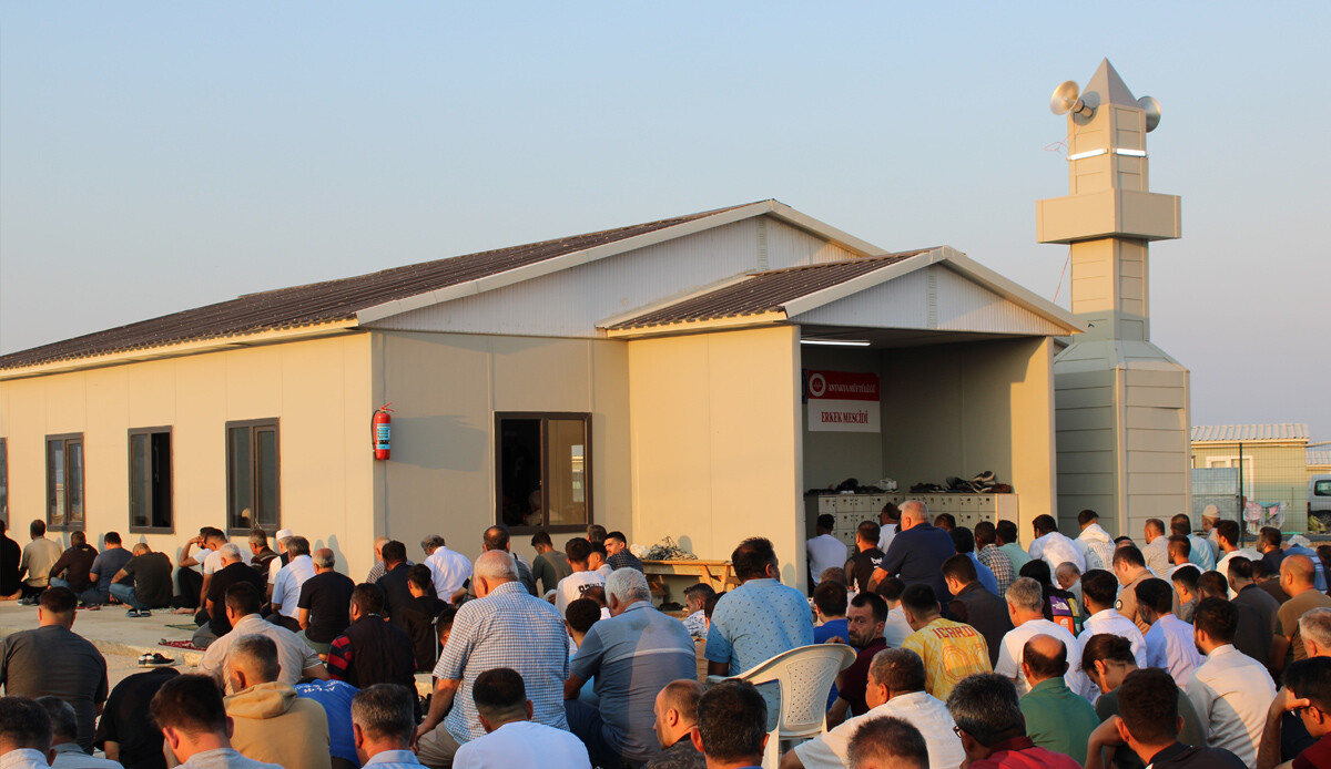 Deprem bölgesinde buruk bayram namazı Deprem bölgesinde buruk bayram namazı