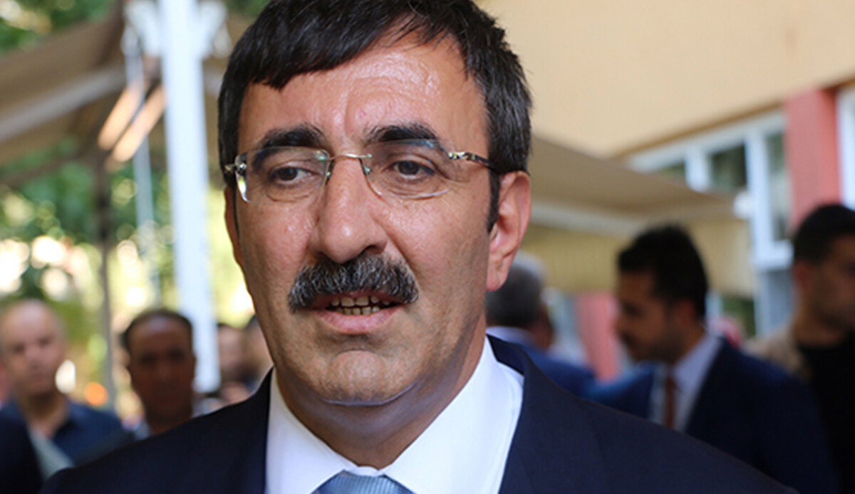 Cevdet Yılmaz'dan bayram namazı çıkışı birlik çağrısı Cevdet Yılmaz'dan bayram namazı çıkışı birlik çağrısı