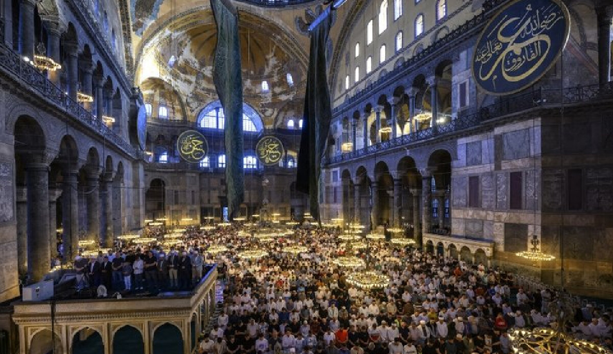 Ülke genelinde Kurban Bayramı coşkusu: Milyonlar sabahın ilk saatlerinde camilere akın etti