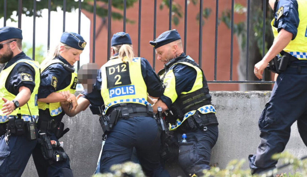 İsveç'te bayram günü provokasyon! Polis eşliğinde Kur'an-ı Kerim yakıldı