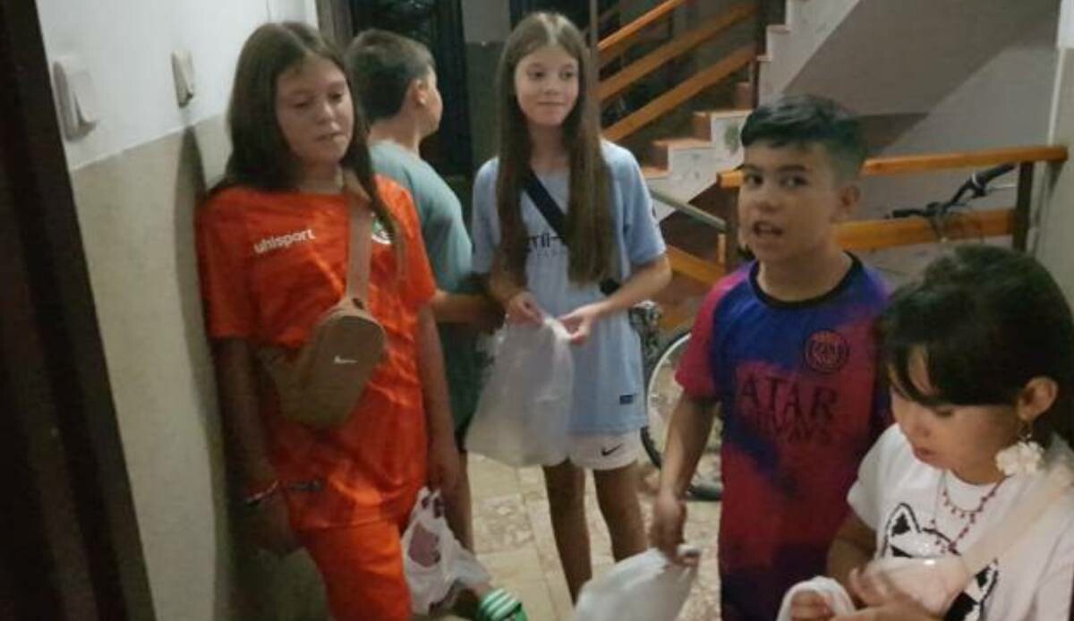 Alanya'da renkli görüntüler: Turist çocukları, Türk çocuklarla beraber şeker topladı...