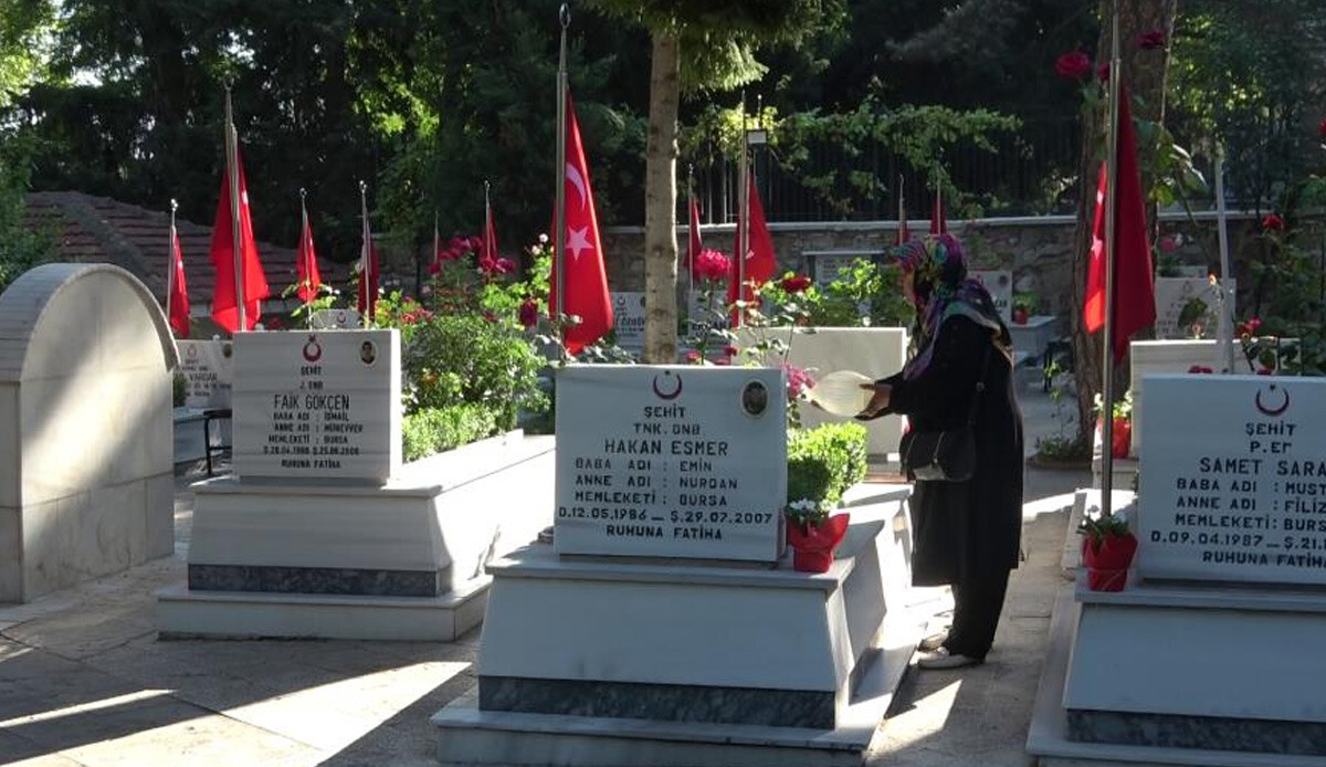 Şehit annesinin sözleri yürek dağladı: Bize bayram gelmiyor Şehit annesinin sözleri yürek dağladı: Bize bayram gelmiyor
