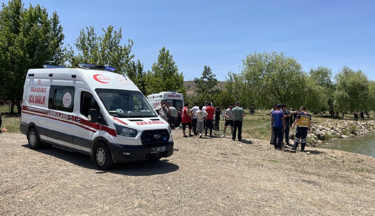 Topun peşinden Kızılırmak'a giren 3 çocuk kayboldu Topun peşinden Kızılırmak'a giren 3 çocuk kayboldu