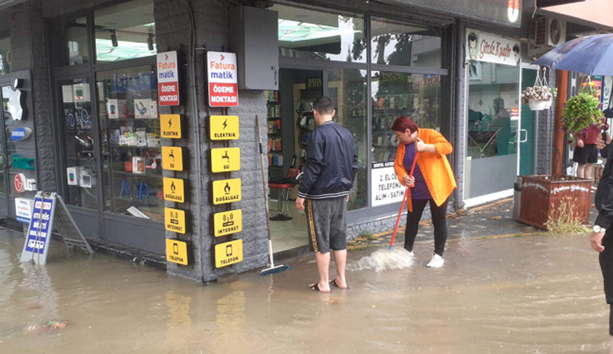 Düzce'de yağış hayatı felç etti: Sokaklar ve bazı iş yerleri su altında kaldı