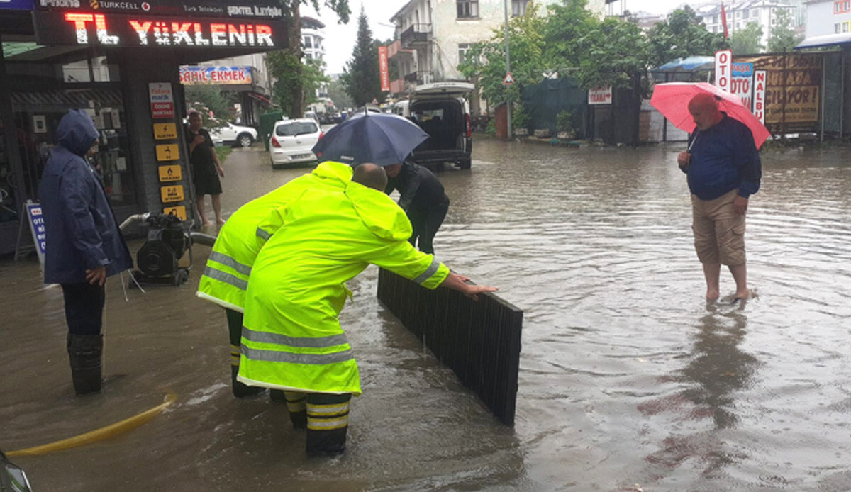 Düzce'de yağış hayatı felç etti: Sokaklar ve bazı iş yerleri su altında kaldı Düzce'de yağış hayatı felç etti: Sokaklar ve bazı iş yerleri su altında kaldı