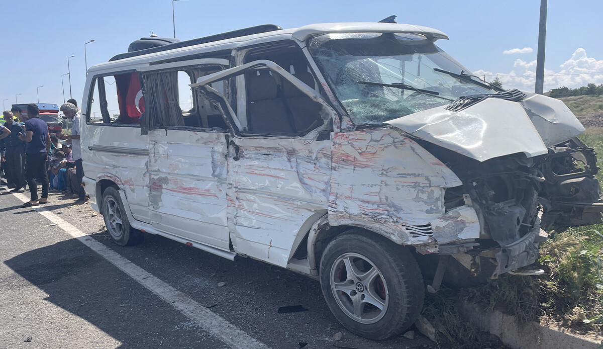 Kayseri'de işçileri taşıyan minibüs ve kamyonet çarpıştı! Ölü ve yaralılar var Kayseri'de işçileri taşıyan minibüs ve kamyonet çarpıştı! Ölü ve yaralılar var