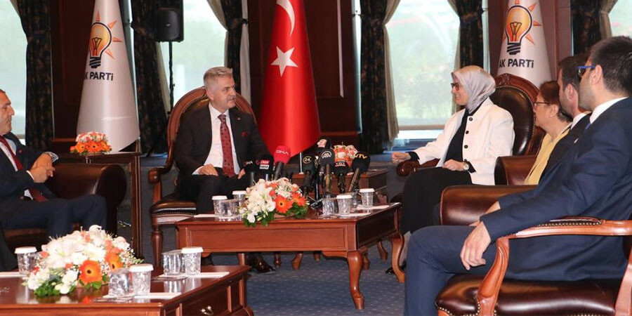 AK Parti heyeti, CHP heyeti ile bayramlaştı