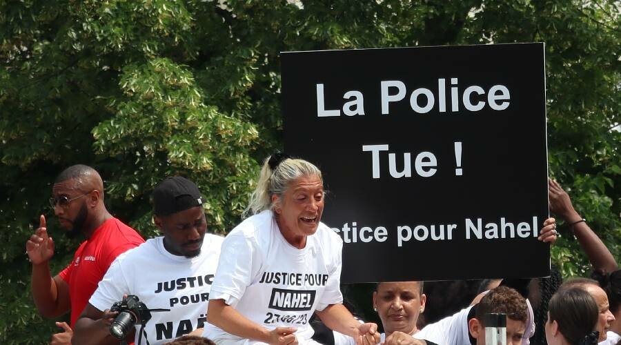 Fransa’da polis şiddetine “sessiz yürüyüş” protestosu Fransa’da polis şiddetine “sessiz yürüyüş” protestosu