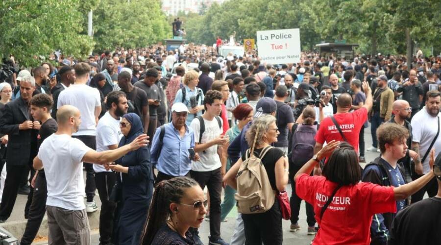 Fransa’da polis şiddetine “sessiz yürüyüş” protestosu Fransa’da polis şiddetine “sessiz yürüyüş” protestosu