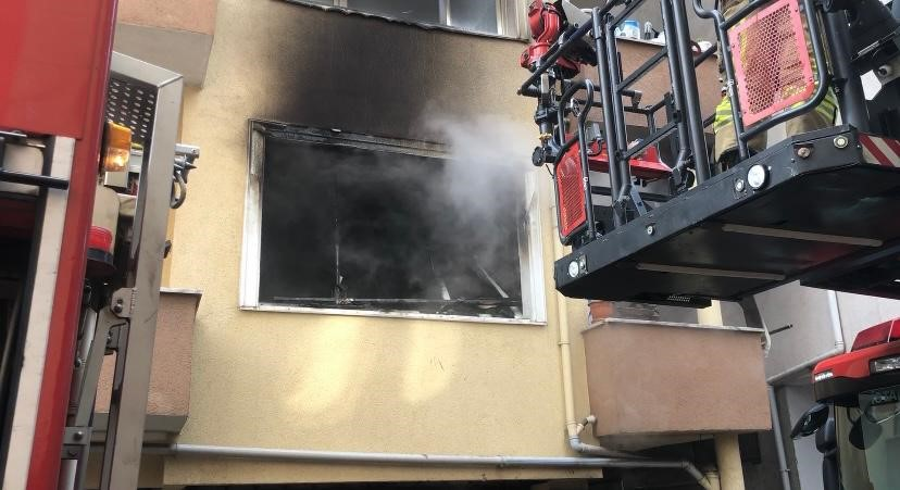 Bayram günü Pendik'te korkutan yangın! Mahsur kalan 5 kişi ve 9 kuş kurtarıldı