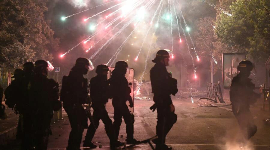 Fransa'da şiddet olayları bitmek bilmiyor: 667 kişi gözaltında Fransa'da şiddet olayları bitmek bilmiyor: 667 kişi gözaltında
